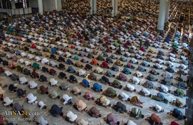 تقرير مصور / طريقة جديدة في اقامة صلاة الجماعة رغم انتشار كورونا في إندونيسيا