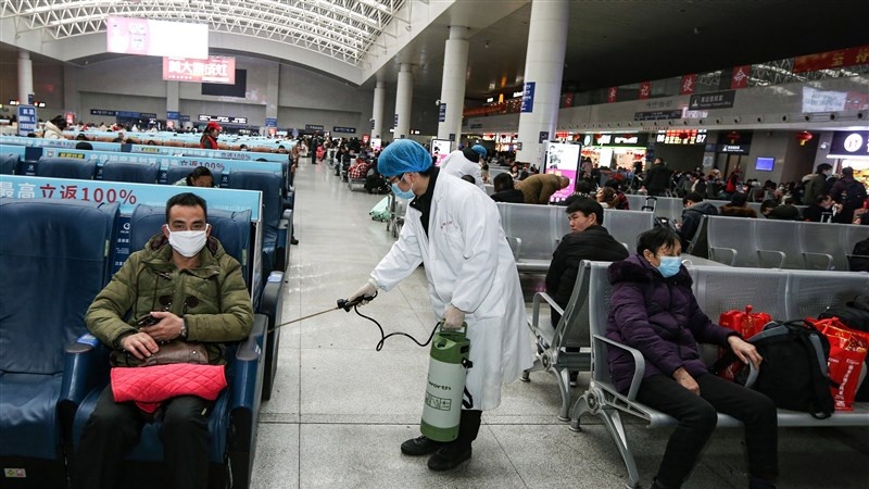 中国で入国者30人の新型コロナ感染確認、今週から国際航空便を制限