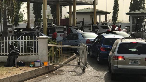 Najeriya : Gwamnati Ta Sake Rage Farashin Mai