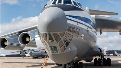 انطلاق الطائرة الروسية المجهزة بالمعدات الطبية إلى أمريكا
