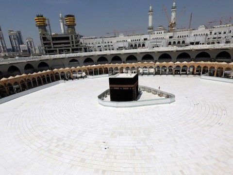 السعودية تفرض حظر تجوال شاملاً في مكة والمدينة حتى إشعار آخر