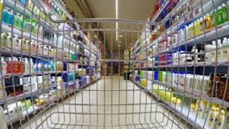 Italia, esplode la polemica sulla chiusura di supermercati