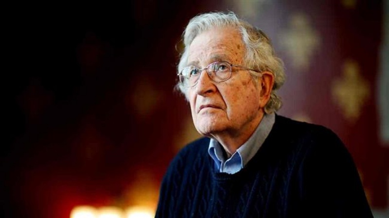 Chomsky: Sanzioni all’Iran una barbarie. Trump è un “giullare sociopatico”