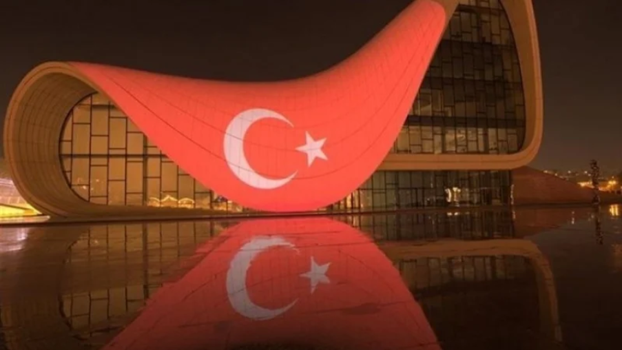 Bakü'deki Haydar Aliyev Merkezinin dış cephesine Türk bayrağı yansıtıldı