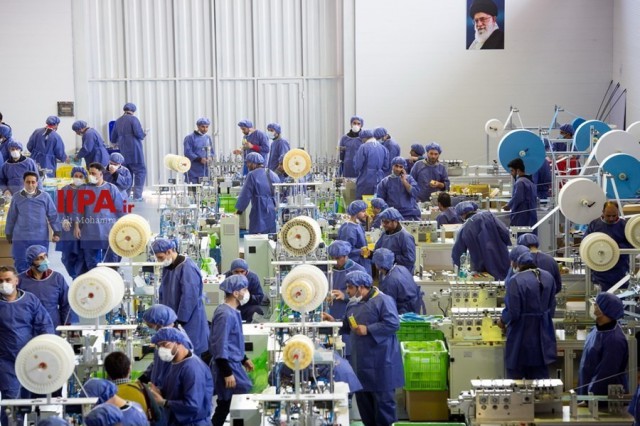 Iran Resmikan Operasional Pabrik Masker Terbesar