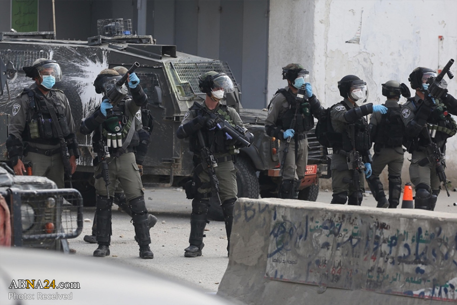 تقرير مصور / اشتباكات بين فلسطينيين وقوات المقتحمة لمخيم قلنديا شمال القدس