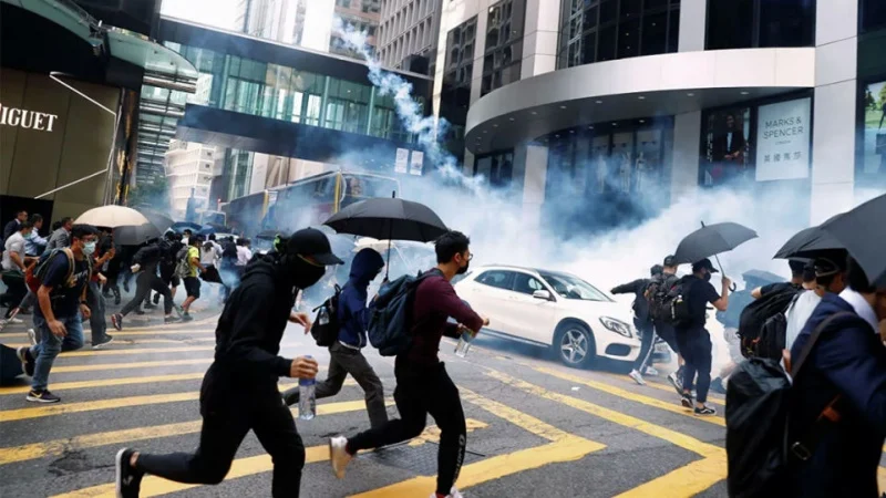 香港警方逮捕14名组织去年抗议活动的反对派支持者