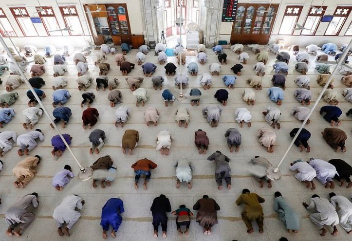 باكستان ترفع القيود عن صلاة الجماعة في المساجد