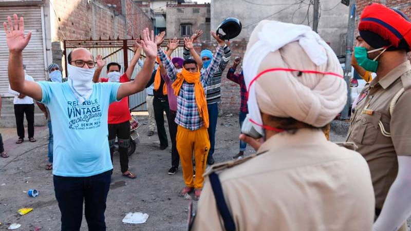 भारत में फ़ेक न्यूज़ और अफ़वाहों का बनता कल्चर, क्या कुछ लोगों की गिरफ़्तारी से रोकथाम संभव है?