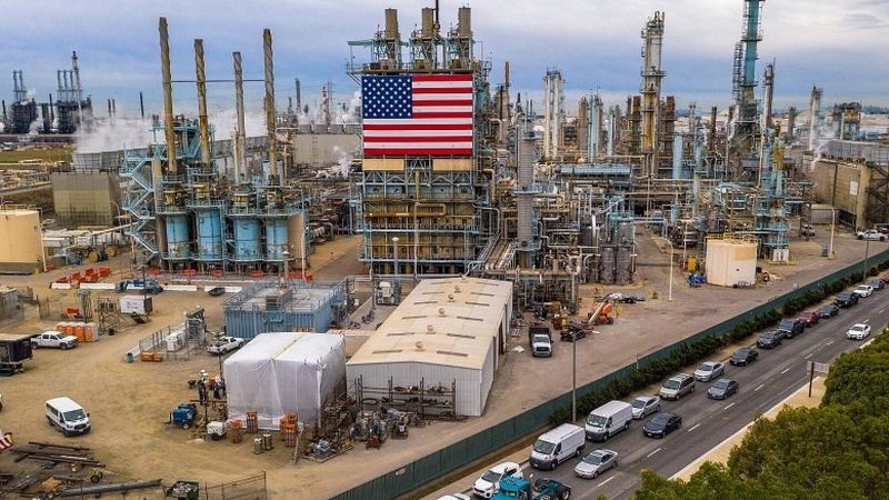Беспрецедентное падение цены на нефть в США поставило на грань банкротства американскую промышленность добывающую сланцевую нефт