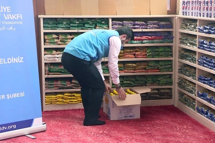 مسجد في تركيا يوزع مجانا مايحتاجه الناس في ظل كورونا