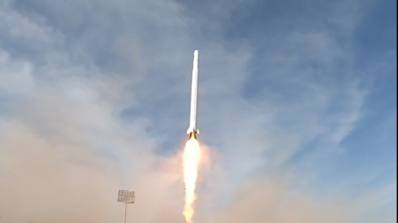 イランが、制裁下で初の国産軍事衛星の打ち上げに成功