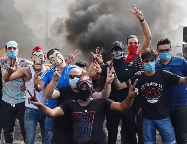 احتجاجات لبنان تنقلب إلى فلتان أمني في طرابلس وهجمات بالقنابل على مصارف