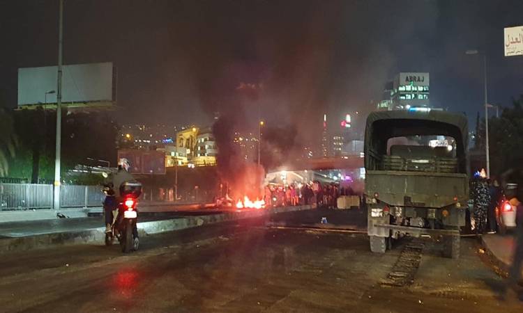 متظاهرون يقطعون عدداَ من الطرق في لبنان احتجاجاَ على الوضع الاقتصادي