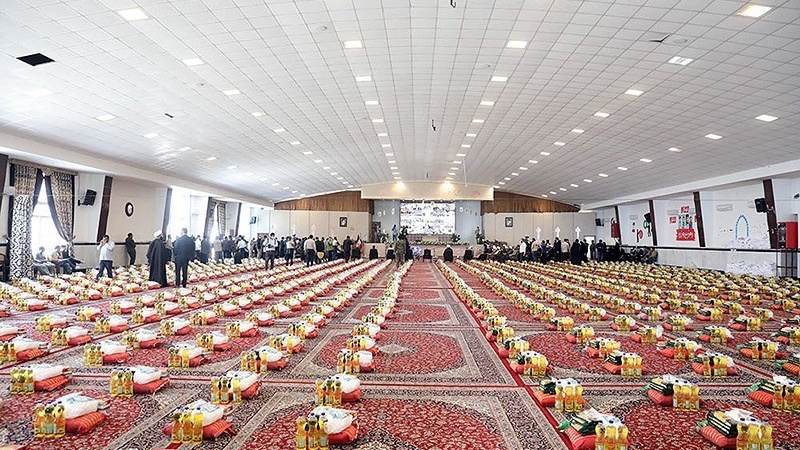 Pembagian Ribuan Paket Sembako di Mashhad