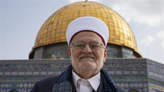 Las fuerzas israelíes y los oficiales de inteligencia allanan la casa del predicador de la Mezquita de Al-Aqsa