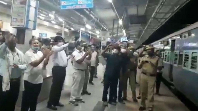 भारत में प्रवासी मज़दूरों की घर वापसी के लिए विशेष ट्रेनों को केंद्र की हरी झंडी