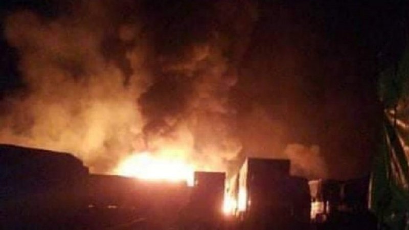 Ҳамлаи эътилофи саудӣ ба як маркази гумрукии ҳовии дору ва ғизо дар маркази Яман