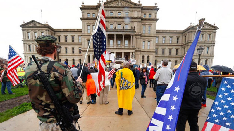     Naoružani demonstranti okupirali američke ulice u jeku pandemije koronavirusa