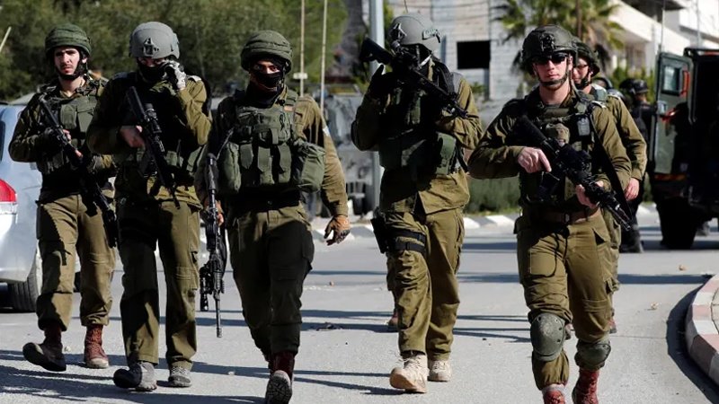 فلسطینیوں پر صیہونی فوجیوں کا حملہ