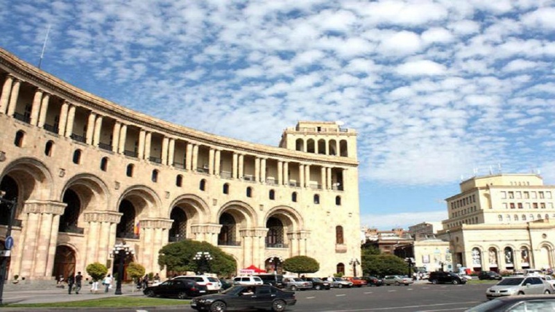 Ермәнистан мүхалифәти Пашинjана меjдан охуду