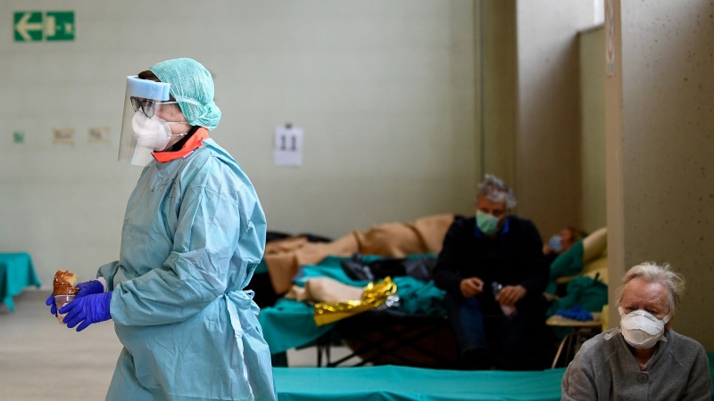 Число жертв коронавируса в Италии превысило 28 000 человек