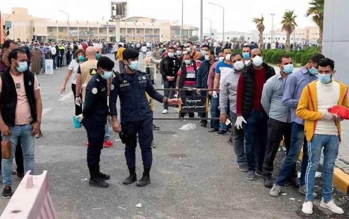 مصر تبدأ إعادة آلاف العالقين في الكويت بعد أعمال شغب
