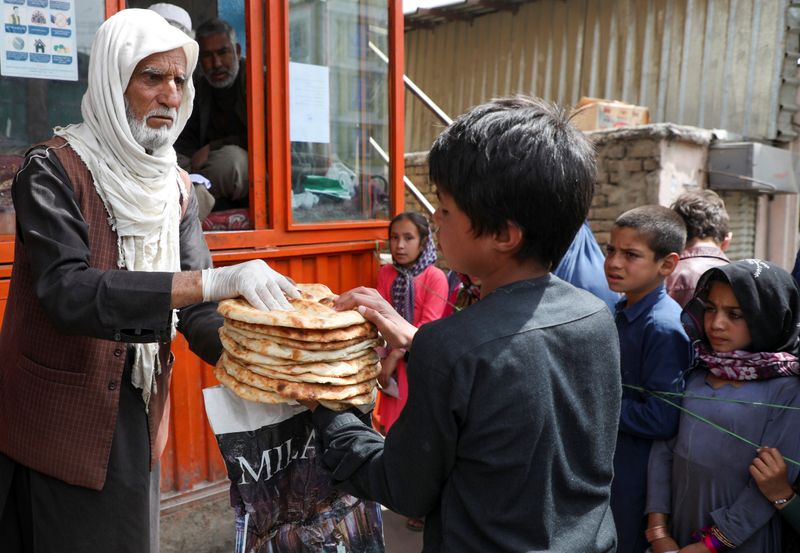أفغانستان توزع الخبز مجانا مع ارتفاع الأسعار في ظل تفشي كورونا