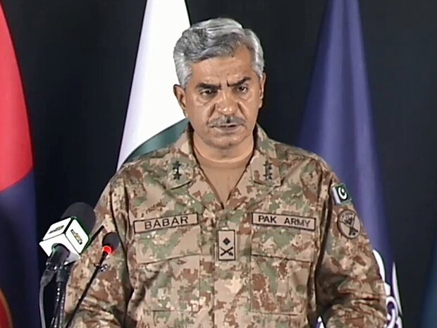 پاکستانی فوج مغربی اور مشرقی سرحد پر مستعد کھڑی ہے