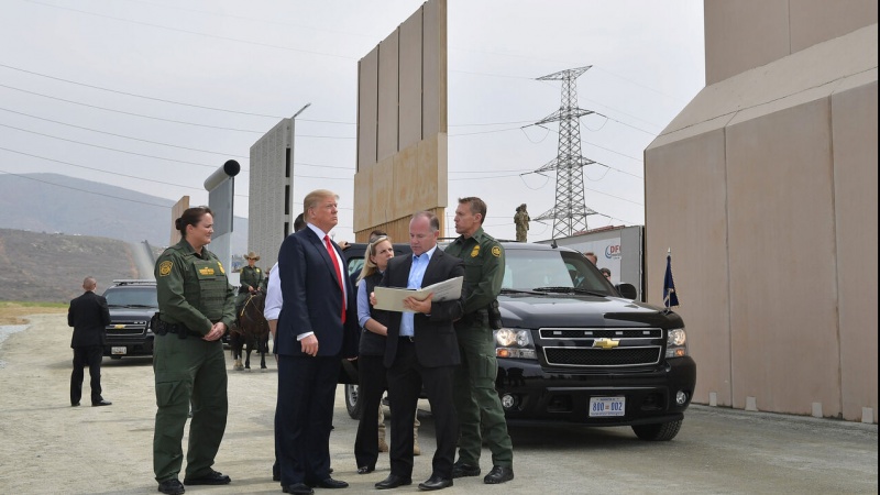 米国大統領が、同国とメキシコの国境壁の塗装に固執