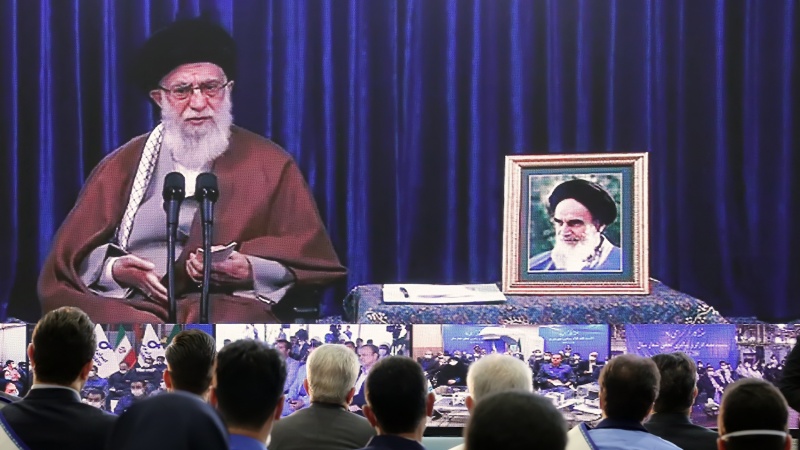 محنت کش ریڑھ کی ہڈی کی مانند ہیں، معیاری پیداوار بڑھائی جائے: رہبر انقلاب