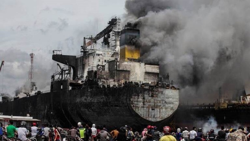 インドネシア港湾でタンカーが爆発、炎上