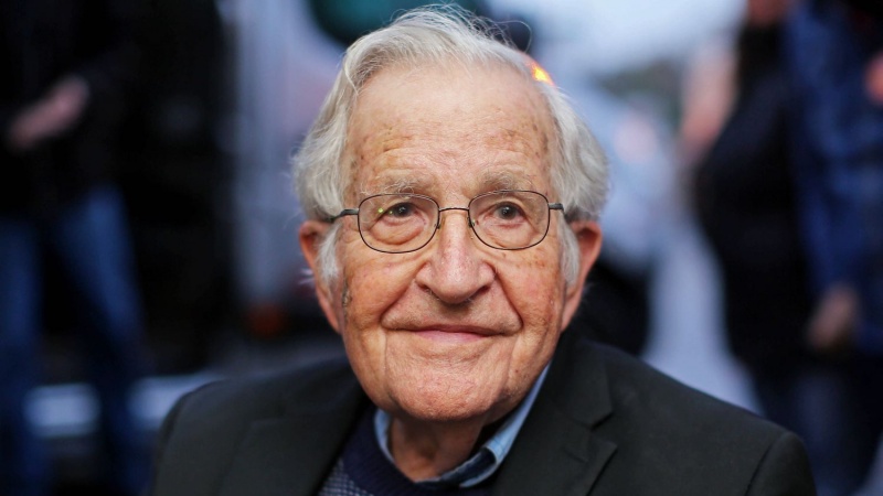 Chomsky: Trump colpevole della morte di migliaia di americani