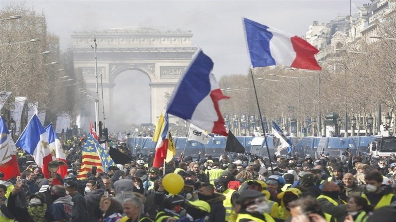 フランスで、市民が都市封鎖時の警察の暴力に抗議