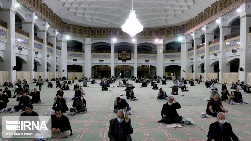 ラマザーン期間中の聖なる夜に、イスラム教徒らが徹夜の祈祷