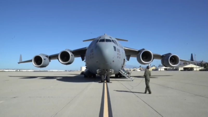 ВВС США опубликовали видео вылета самолета с аппаратами ИВЛ для России