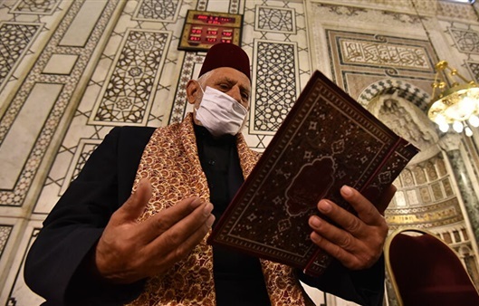 السوريون يؤدون "صلاة العيد" في المنازل لأول مرة والمساجد تذيع تكبيرات العيد عبر المآذن