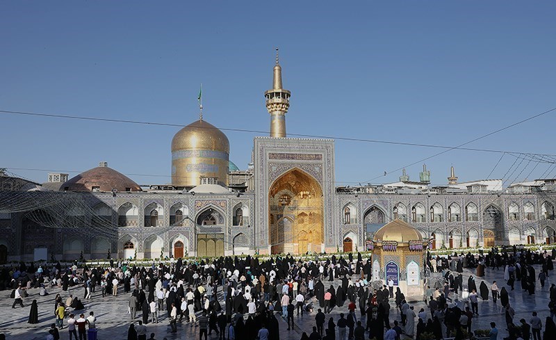 فتح أبواب حرم الامام الرضا (ع) بمشهد أمام الزوار
