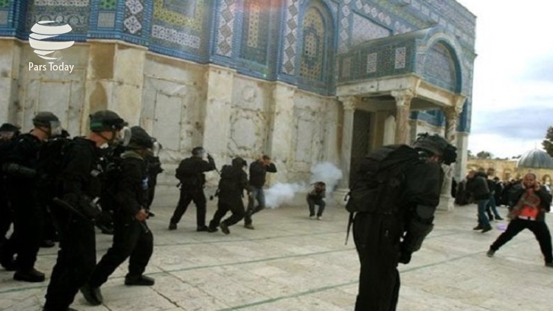 İsrail'in Filistinli Namaz Kılanlara Saldırısı