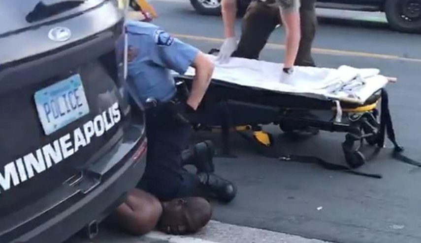 محاولة لتبرئة القاتل... الشرطة الأمريكية تنشر فيديو لموت شاب تحت ركبة شرطي 
