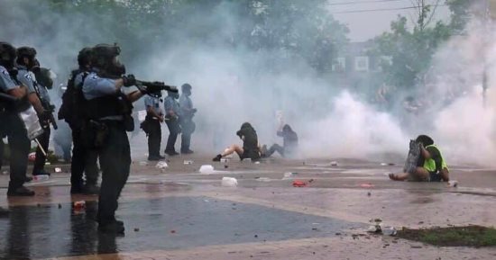 فیدیو / التعامل الوحشي للشرطة الامريكية مع المتظاهرين 