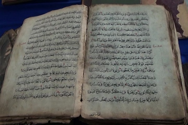 مكتبة في جمهورية أذربيجان تحتفظ بنسختين قديميتين للقرآن