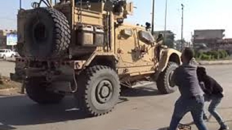 Siria, bambini scagliano pietre contro convoglio Usa