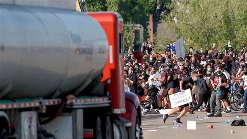 Sebuah Truk Tabrak Para Demonstran di Minneapolis
