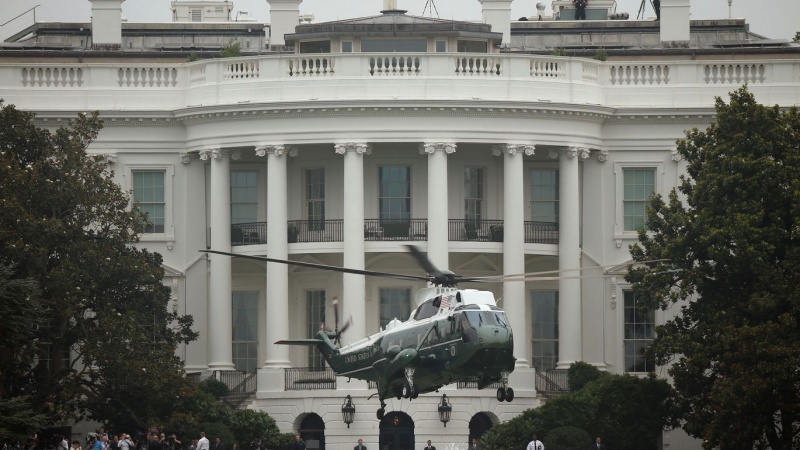Трампа и его семью на время увели в бункер из-за протестов у Белого дома