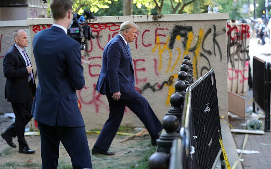 رد فعل مفاجئ من ترامب بعدما كشف الإعلام اختباءه في "قبو" بالبيت الأبيض