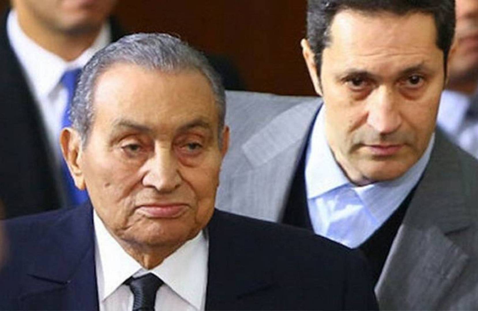 علاء مبارك يربط احتجاجات أمريكا برحيل والده!