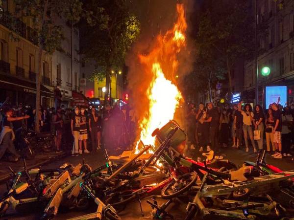 Protes Ganas Merebak Di Paris
