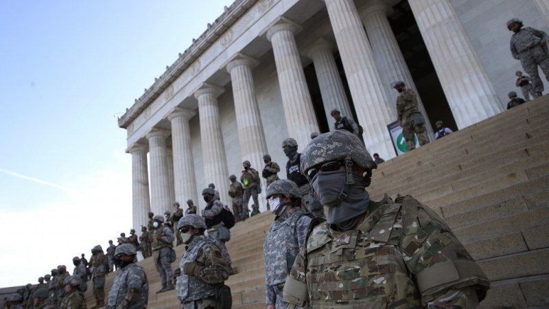 アメリカ首都の街頭に、抗議者弾圧目的で軍隊が配備