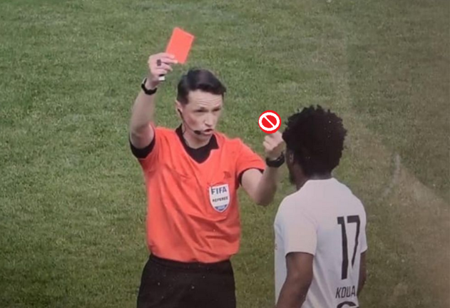 حكم كاد أن يتسبب بفضيحة "عنصرية" مدوية بسبب إشارة بذيئة للاعب من ذوي البشرة السمراء